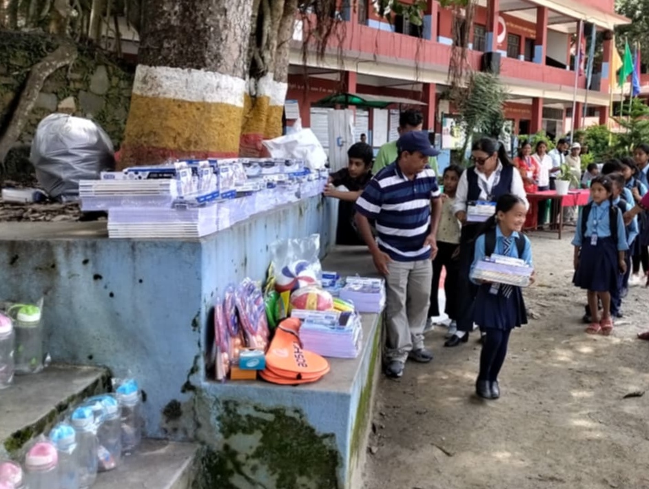 पाेखरेलकाे सक्रियतामा बाढीपीडित बिधार्थीलाई शैक्षिक  सामाग्री सहयाेग